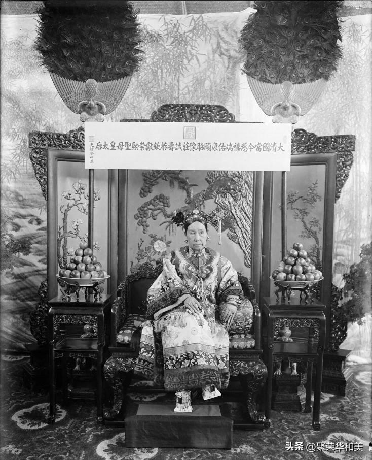 珍贵照片，日军*杀屠**老百姓强奸妇女，用刀剖开肚子，看看多残忍