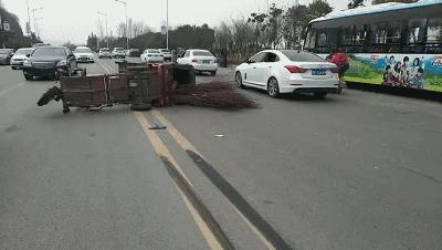 车祸现场未撤离男子被撞下桥,男子车祸后未撤离被撞飞下桥