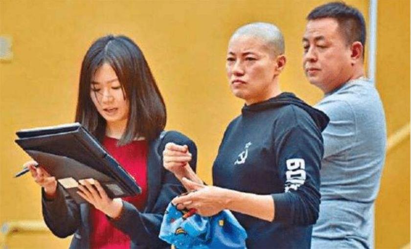 白天穿僧袍念经，晚上穿*袜丝**蹦迪：香港假尼姑如何能敛钱数千万？