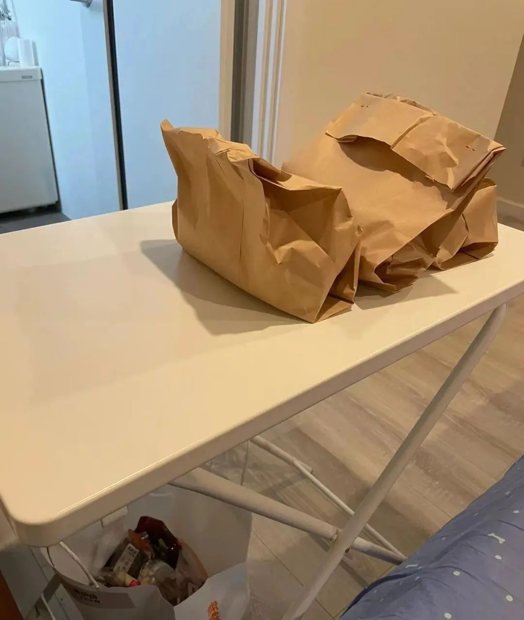 买张新桌子，女儿崩溃痛哭…这事真的怪父母“哭穷”吗？