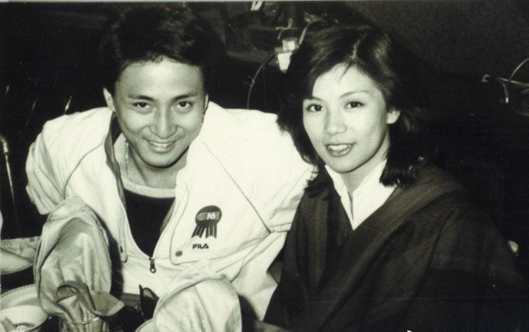 老照片里的汉奸,两个女汉奸与日寇合影