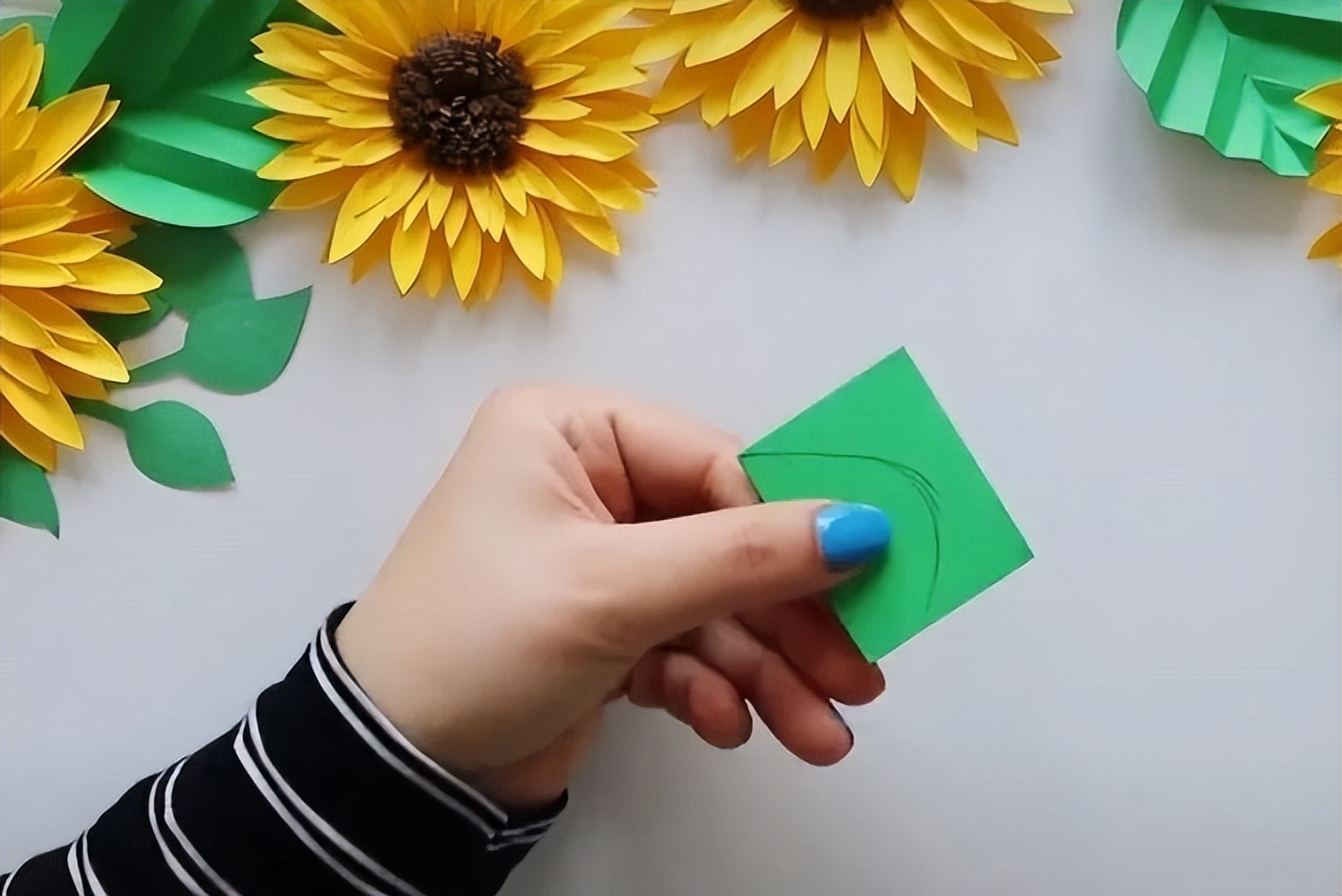 一款适合挂墙上的向日葵纸花