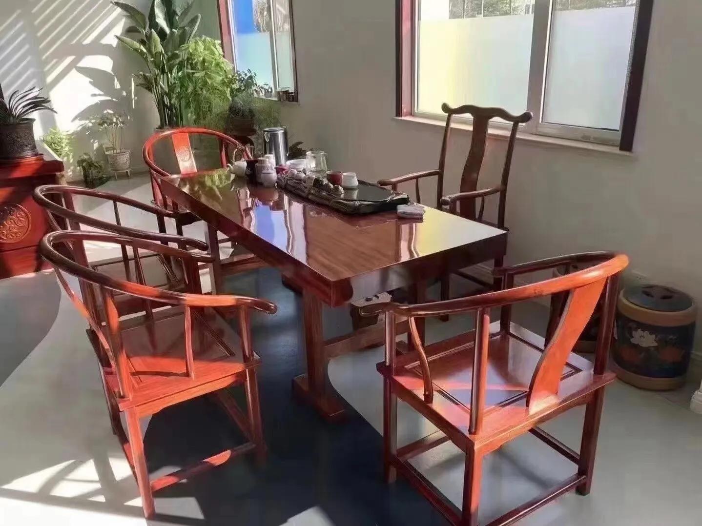 作为实木大板桌界的“扛把子”，巴西花梨木为何让人又爱又恨？