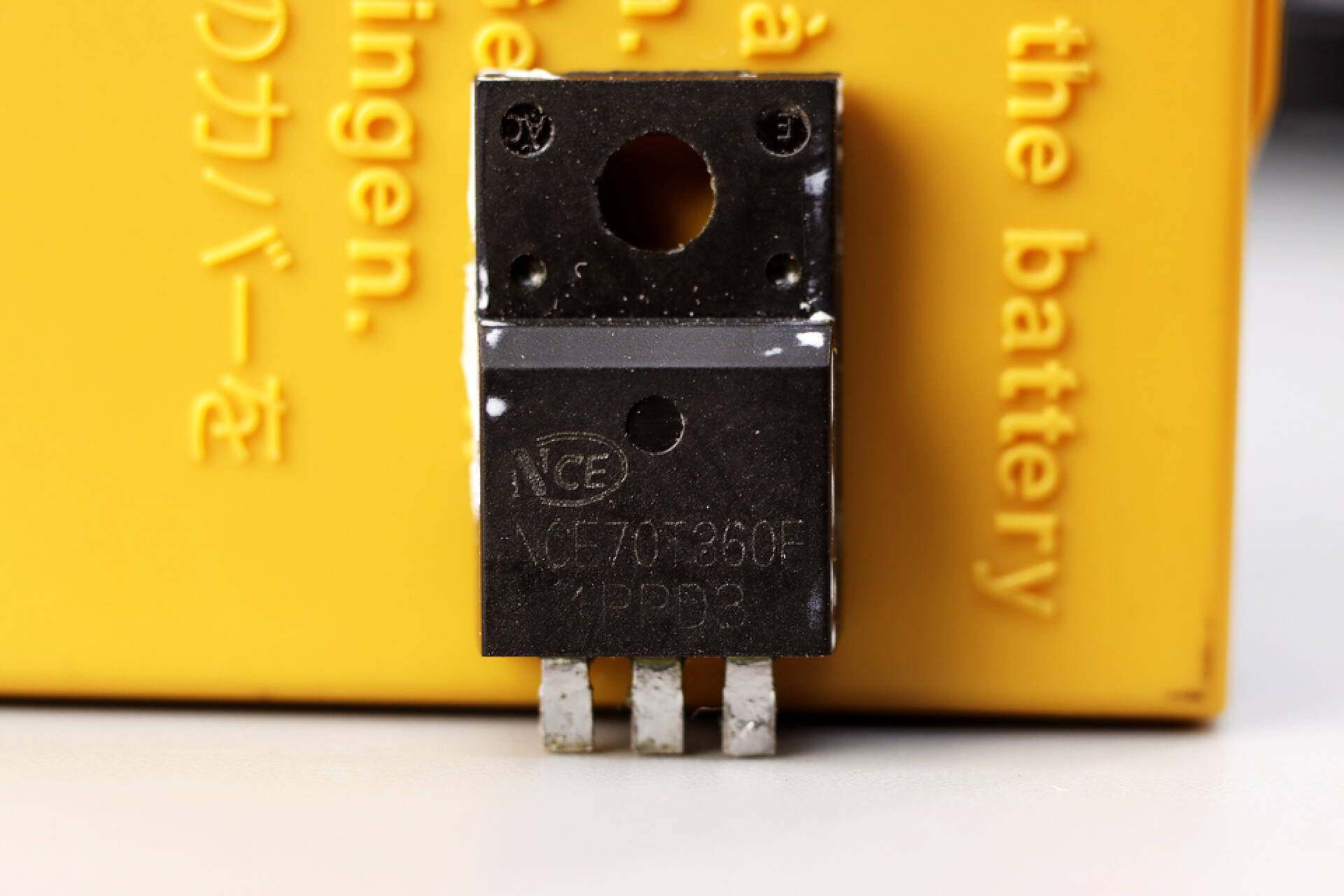 公牛新款67w快充插座拆解,公牛防过充保护插座拆解