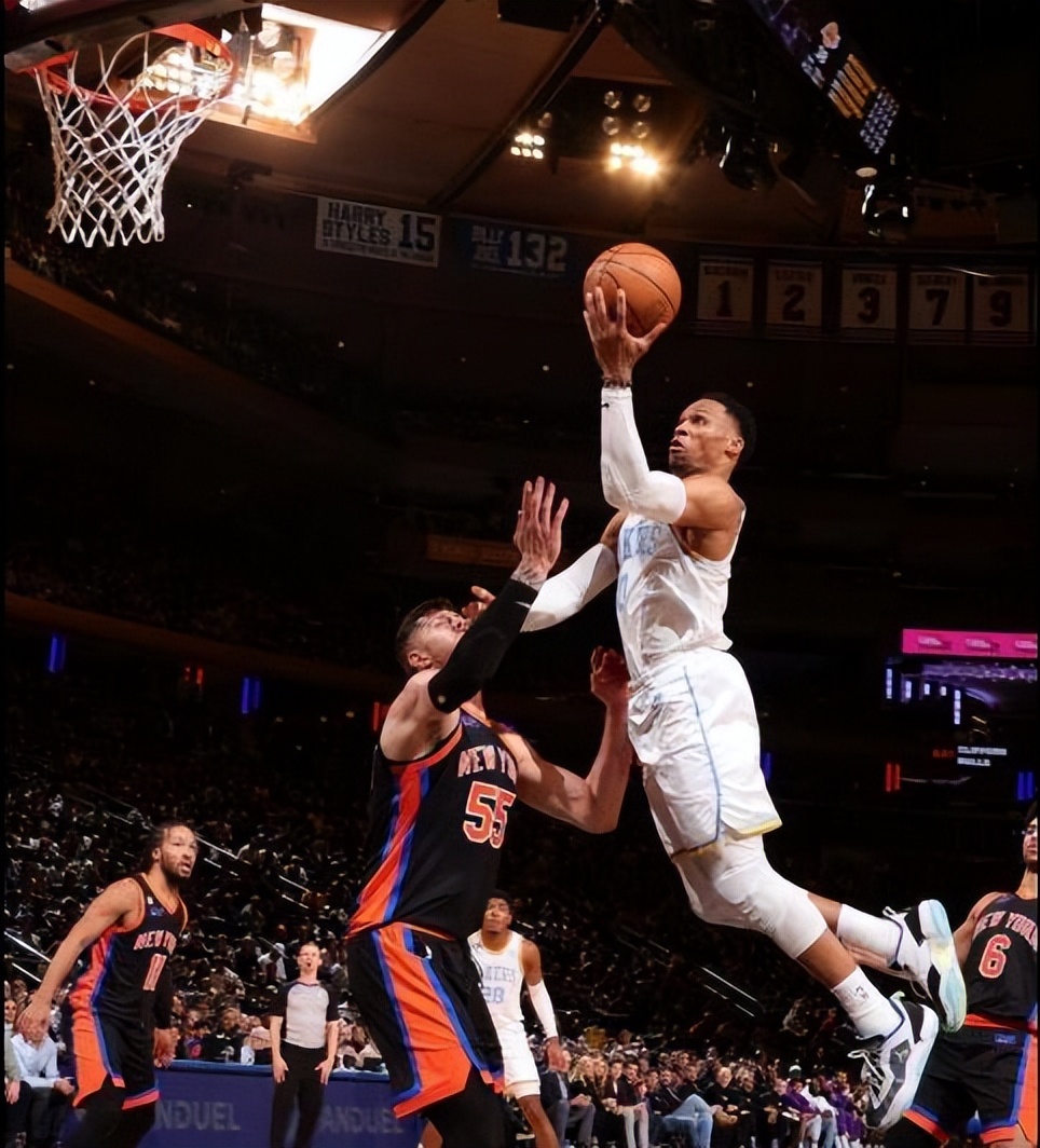 詹姆斯30+10湖人大胜开拓者新闻,詹姆斯28+11+17湖人收官战大胜鹈鹕