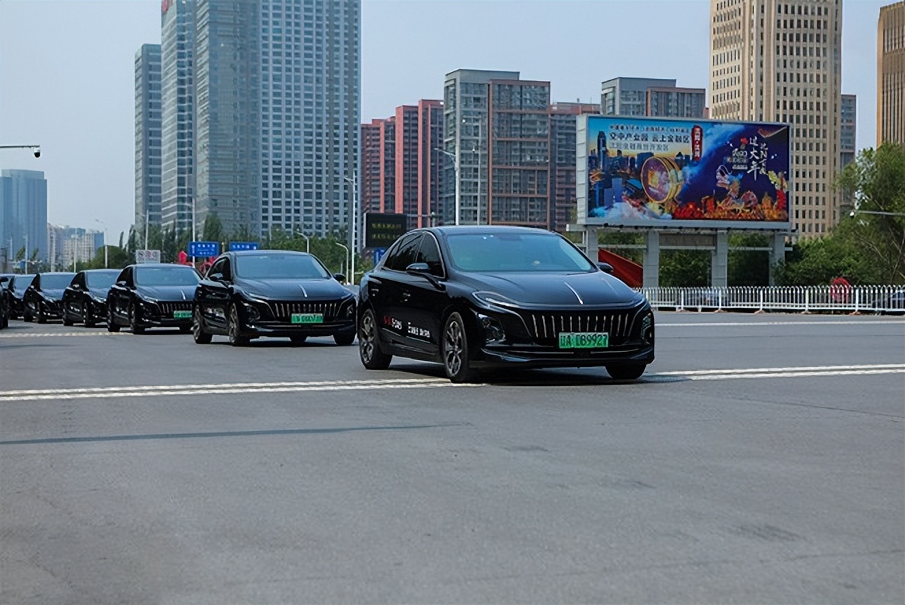 “E动新生旗心共创”“航价比之王”红旗E-QM5专场团购