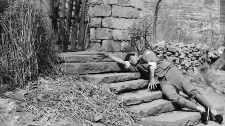 老汉偷酒被抓,老汉偷偷抽烟被警察抓