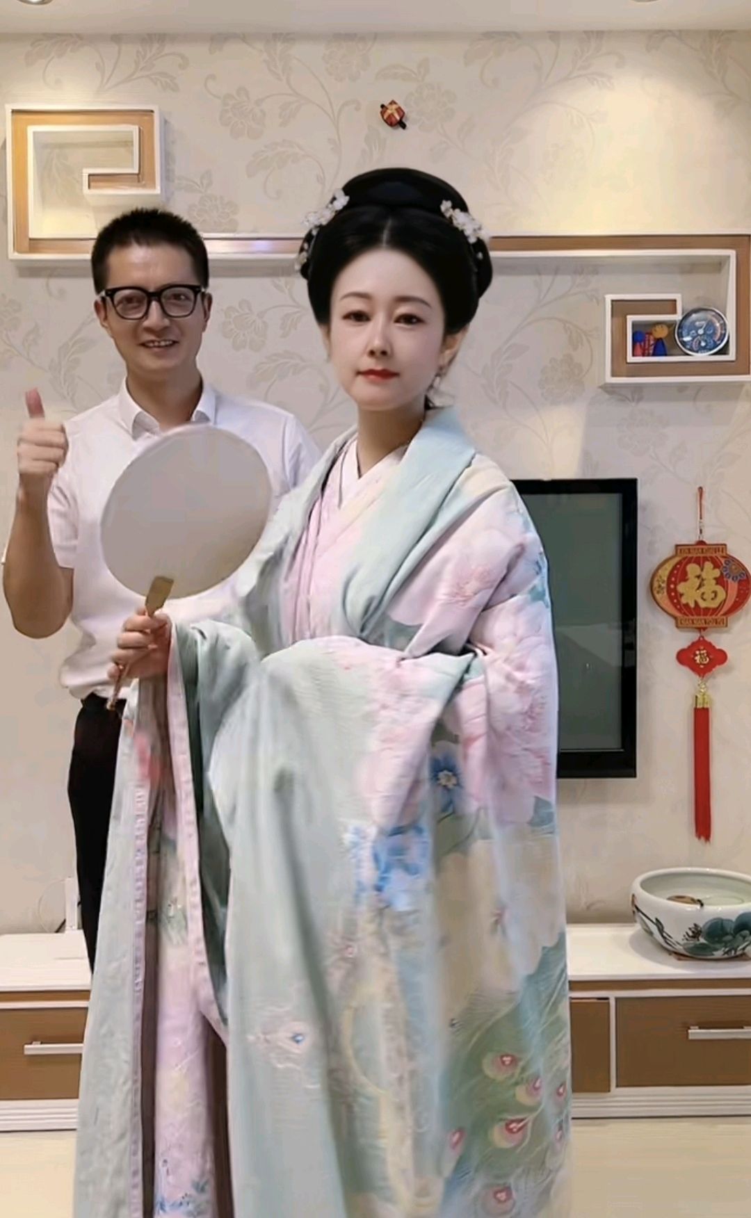 她用床上四件套给自己拼了一件衣服，网友：这不是当年的七仙女吗