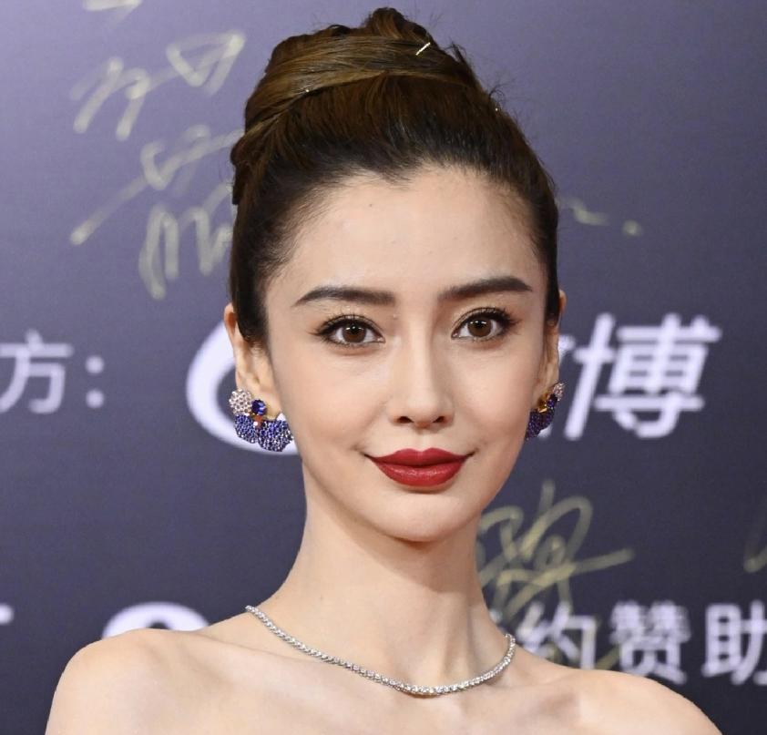 完美女神根本不存在！死皮、黑头、痘痘、毛孔…怼脸暴露真实颜值