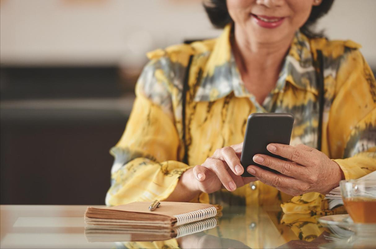 阿姨微信被封哭诉会孤独终老I不必冷嘲热讽，手机可能是她的寄托