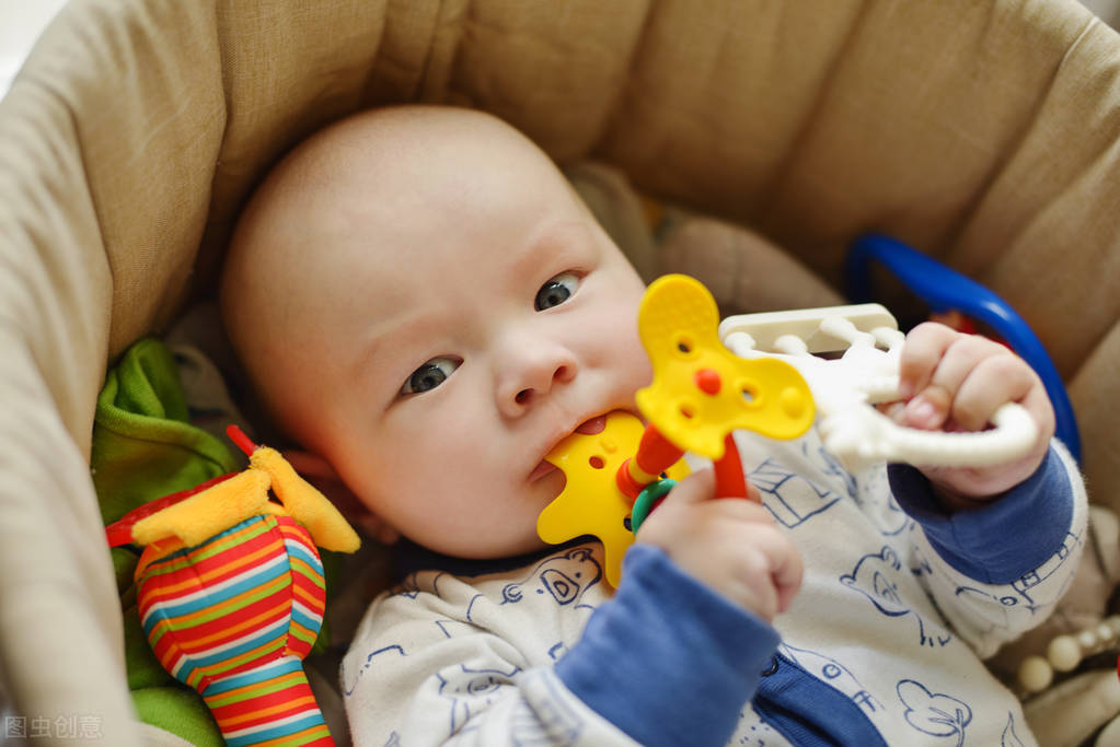 宝宝磨牙棒第一次吃选择什么口味,宝宝舔手磨牙棒