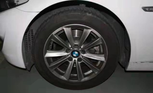 宝马原厂胎是什么品牌的,宝马换胎要换一样的吗