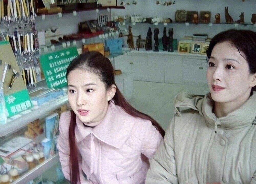 看合影才知道刘亦菲有多美,看了刘亦菲和素人的合影