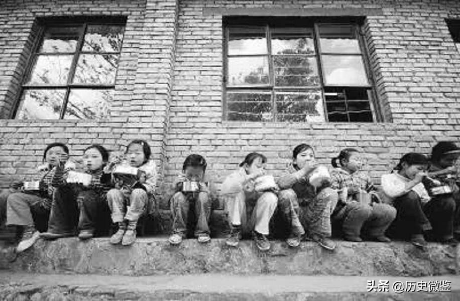 浙江女孩瞒着爸妈，寻找养父母12年，跪养母坟前嚎啕大哭：来晚了