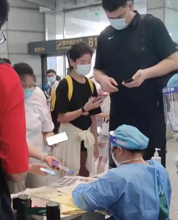 姚明和姚沁蕾身高近1米8,姚明12周岁的女儿姚沁蕾身高