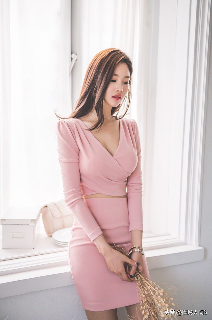 朴正允露肩连衣裙,朴正允黑色毛衣裙