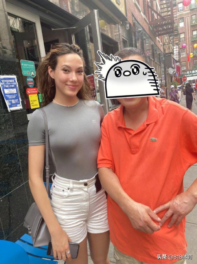 谷爱凌第一次亮相时装周抹胸长裙,谷爱凌登时尚杂志展现少女的霸气