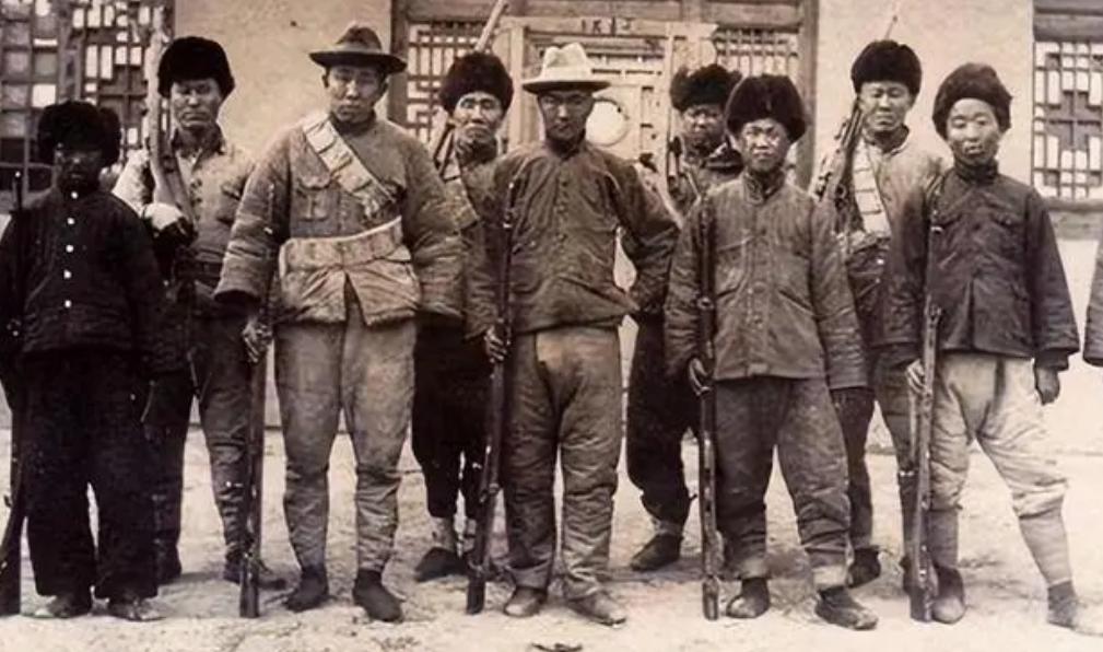 广西一犯人被枪决,广西一罪犯被押往刑场枪决