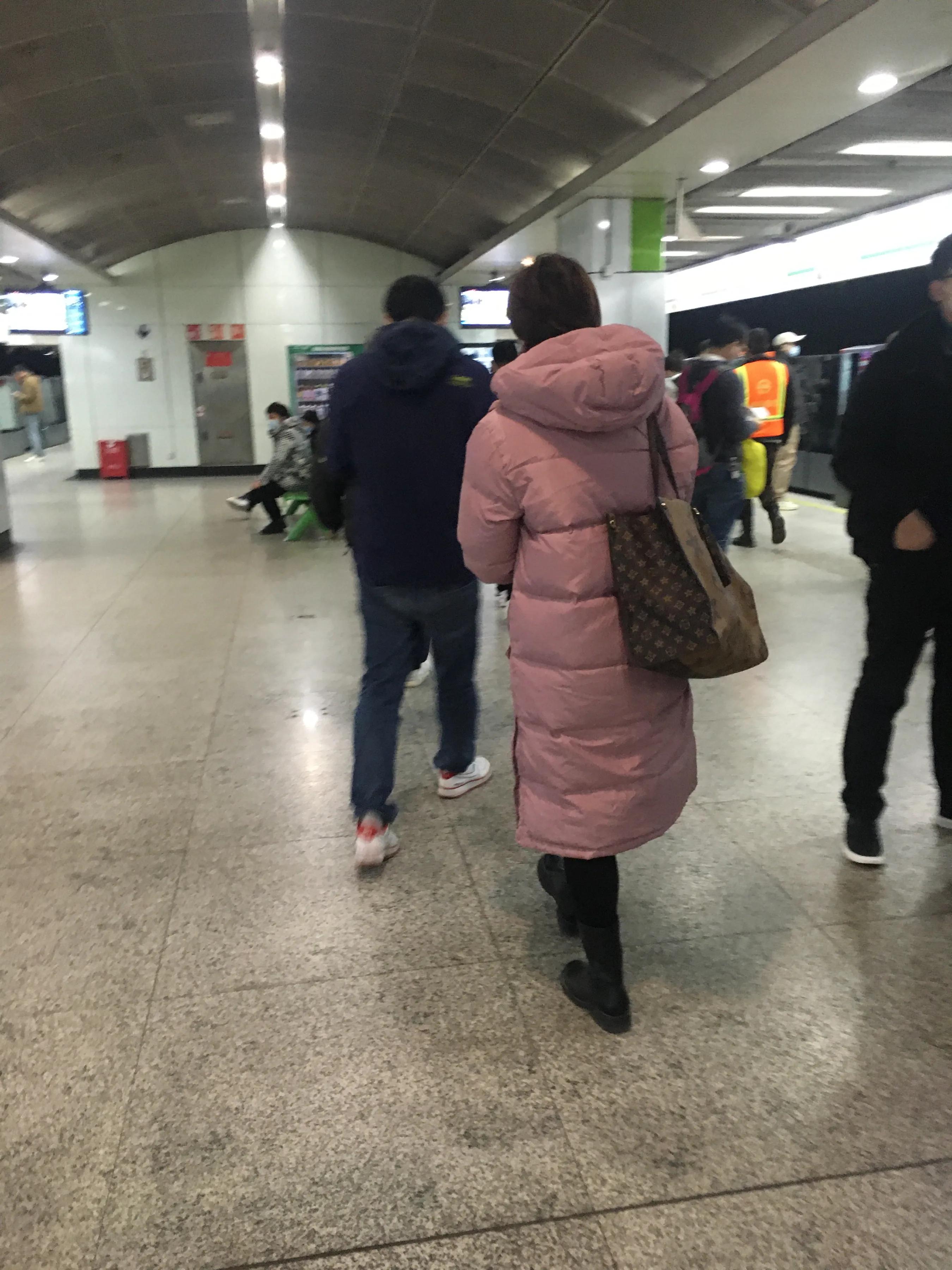 地铁女羽绒服穿搭,地铁站最火冬季外套