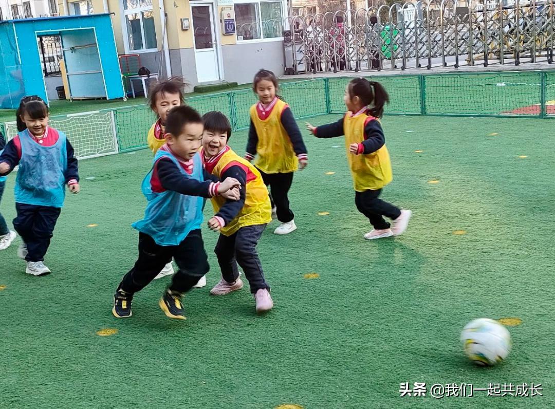 幼儿园趣味足球比赛精彩瞬间 (幼儿园足球文化节足球趣味活动)