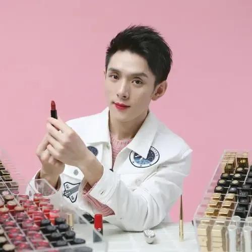 口红一哥李佳琦的带货量,口红一哥年赚两亿