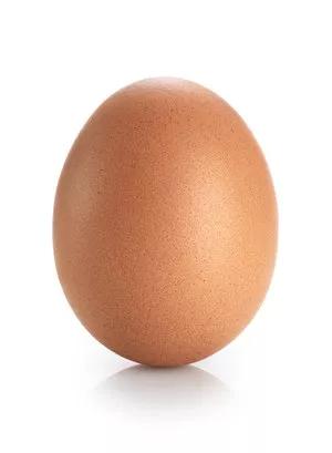 我被单位辞退后，在路边免费给路人送鸡蛋，一个月能挣40000块钱