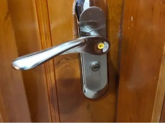 门被反锁如何用卡打开,门被反锁一个硬币解决问题