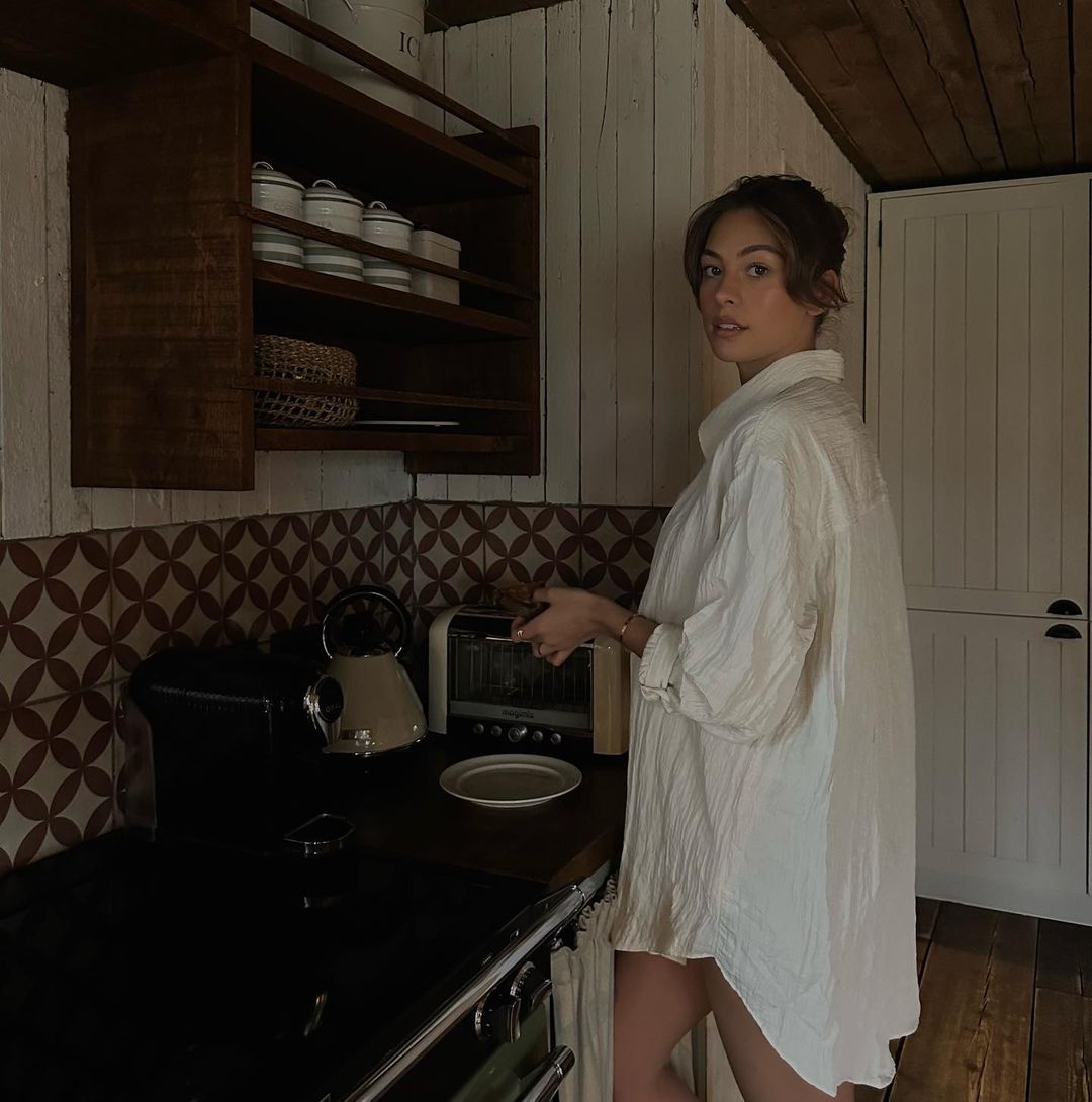 爱狗，爱足球，爱哈弗茨：撞脸乔治娜的内向模特与德国新星的故事