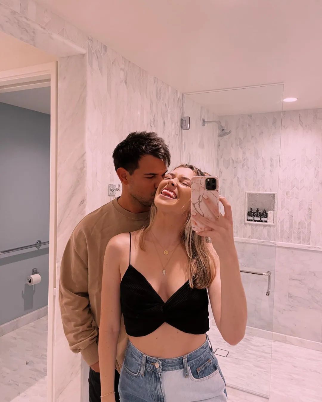 让霉霉写歌后悔分手的男神官宣结婚！娶同名小护士：这缘分绝了…