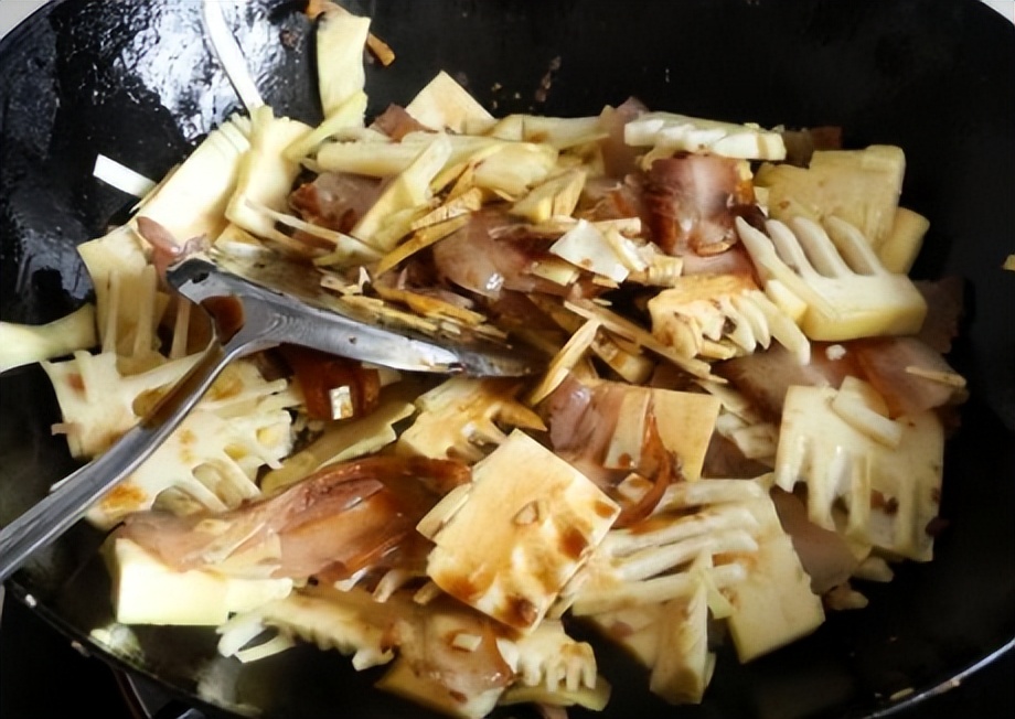 炒出来的笋为什么有点涩口,春笋为什么要焯水才能去除苦涩