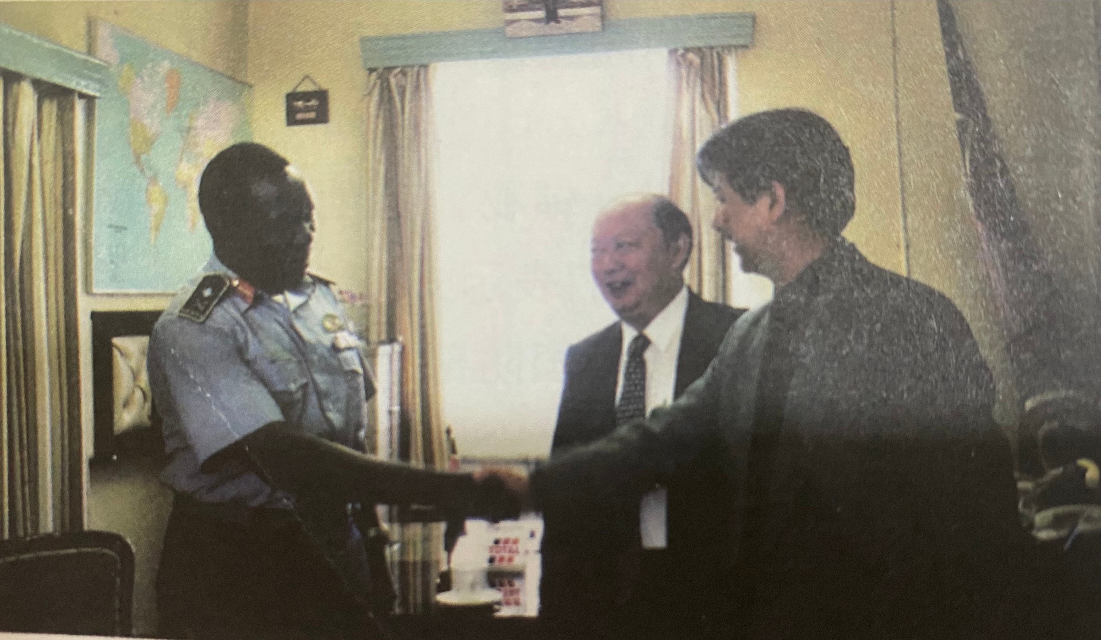 97年肯尼亚购买6架运12，刚交付就刹车失灵，可肯方却说：再买6架