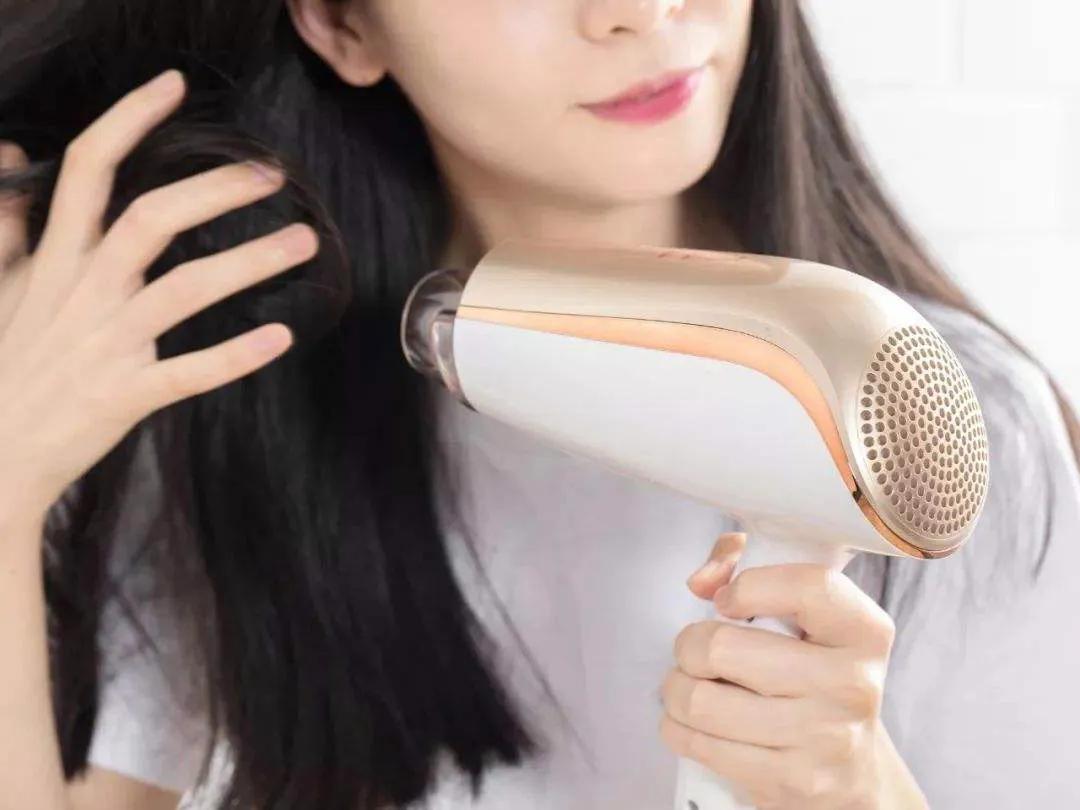 头发柔顺的洗发妙招,头发干枯毛躁变得柔顺光滑小妙招