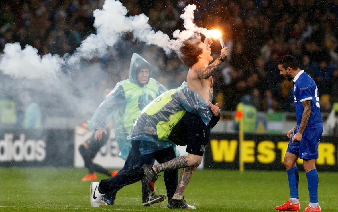 三名小球迷冲入场内梅西现场视频,梅西怎么回应被中国小球迷拥抱