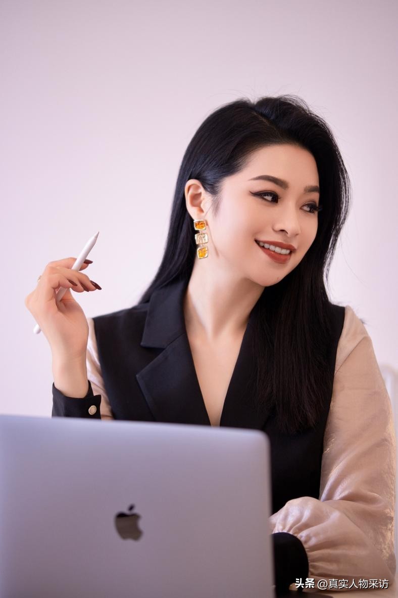 我，做空姐遇奇葩无数，有情侣上机就舌吻，还有想去厕所激情的