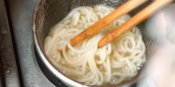 被套头了，「炸卤虎皮肥肠王」来了