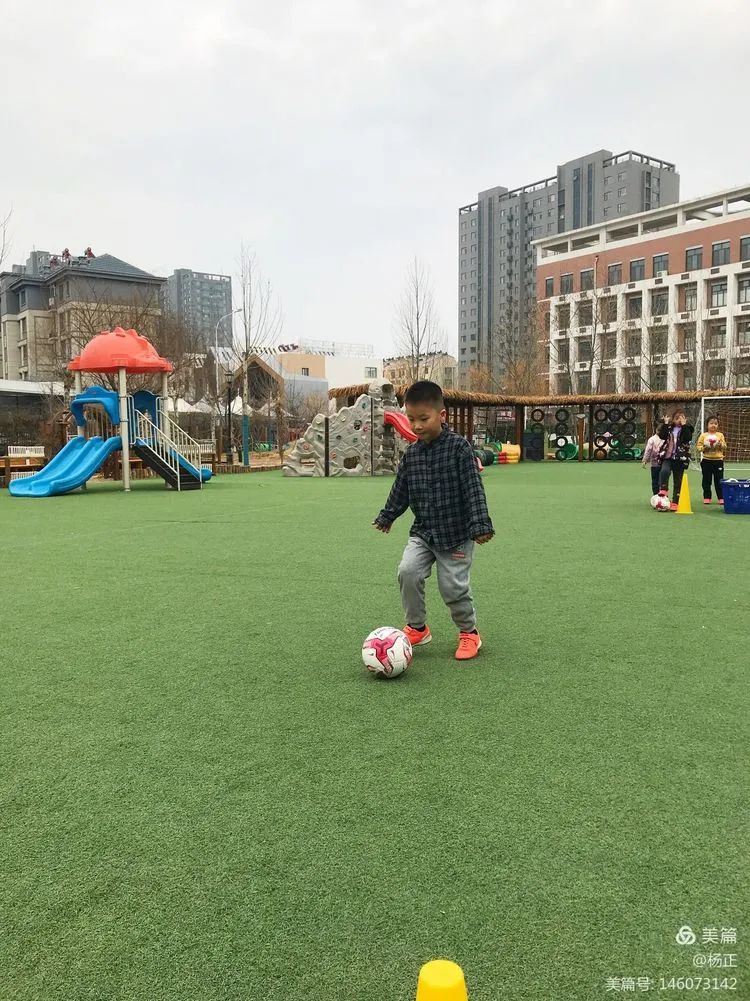 香蕉哥哥，一起动起来吧！奎文区实验幼儿园让更多的孩子逐梦绿茵