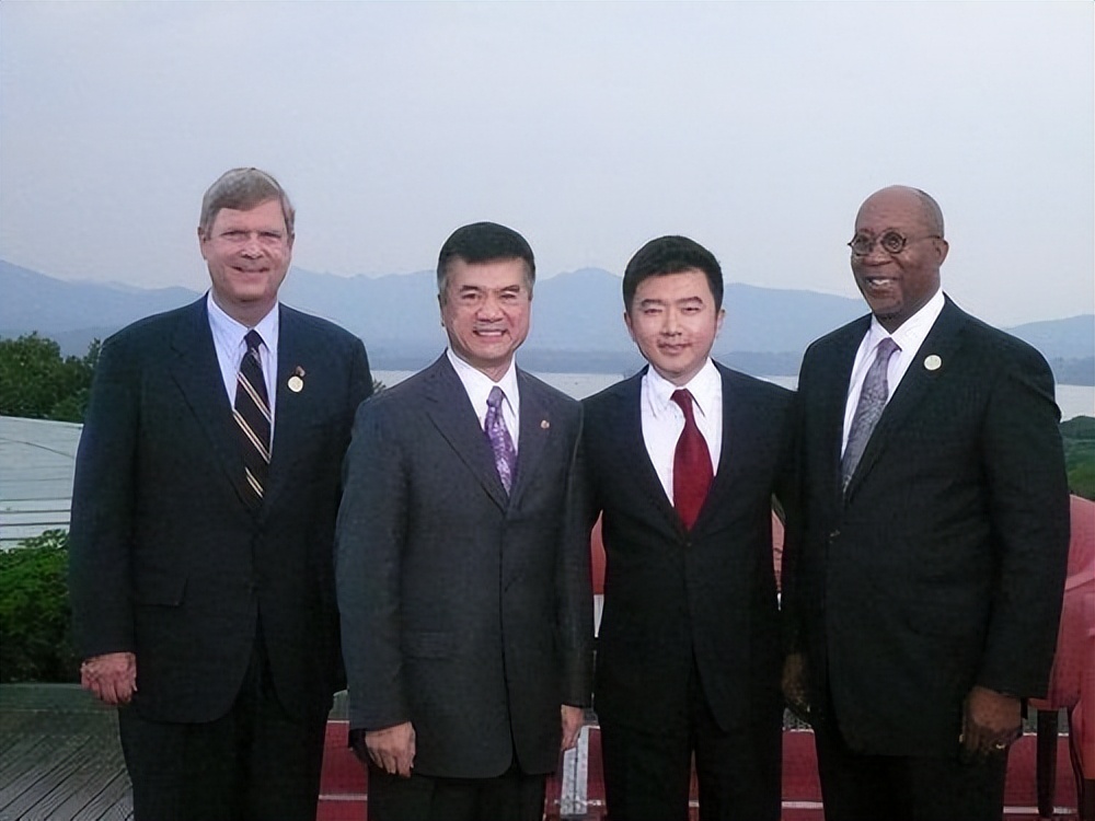 参加克林顿私人聚会的央视主持芮成钢，坐牢六年，出狱后怎样了？