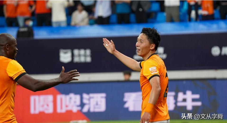 青岛足球甜蜜的520：西海岸拿下六分战，红狮绝杀对手，海牛憾平