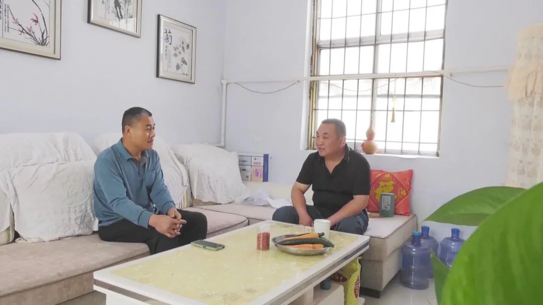 村民笑容满面,村民笑得开心