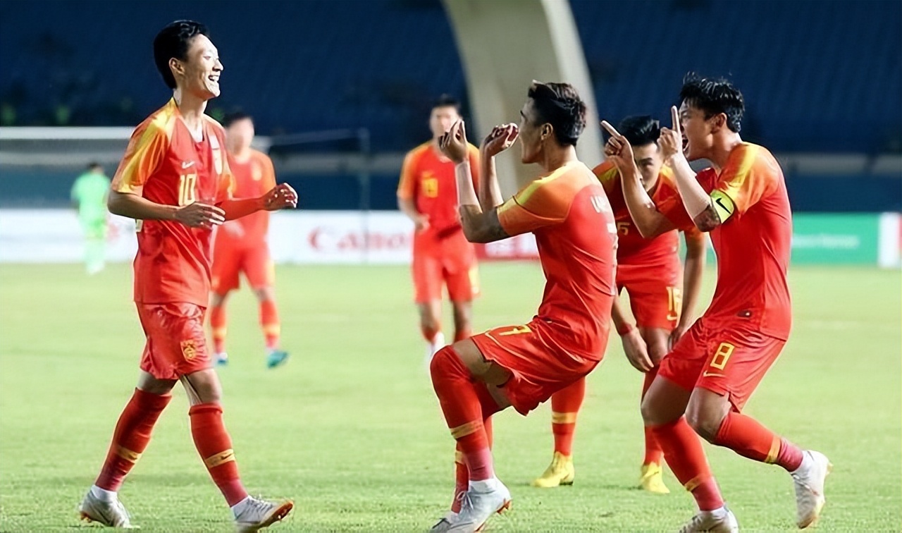 王健林和赵本山谁先进入足球,赵本山和王健林同时退出足球的吗