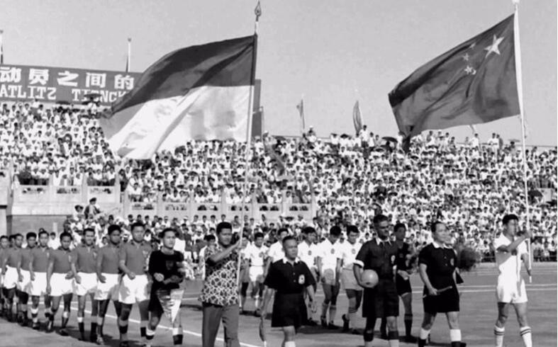 1987年：*小平邓**邀请马拉多纳来中国，马拉多纳：没有三亿我不去