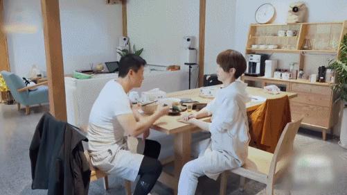 内娱“纯爱战狼”，土尬示爱却另类出圈？网友：真夫妻就是放得开