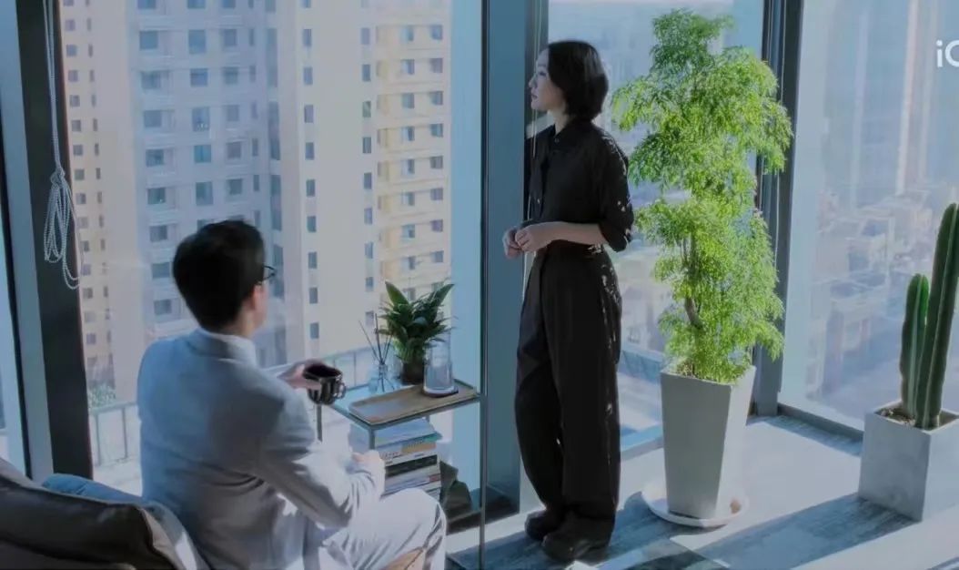 穿大牌西装背200块帆布包，混搭百元球鞋，她演女高管我服！