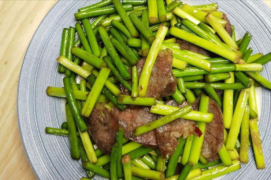 炒蒜苔时不要直接下锅炒,炒蒜苔学会这个技巧好吃又入味