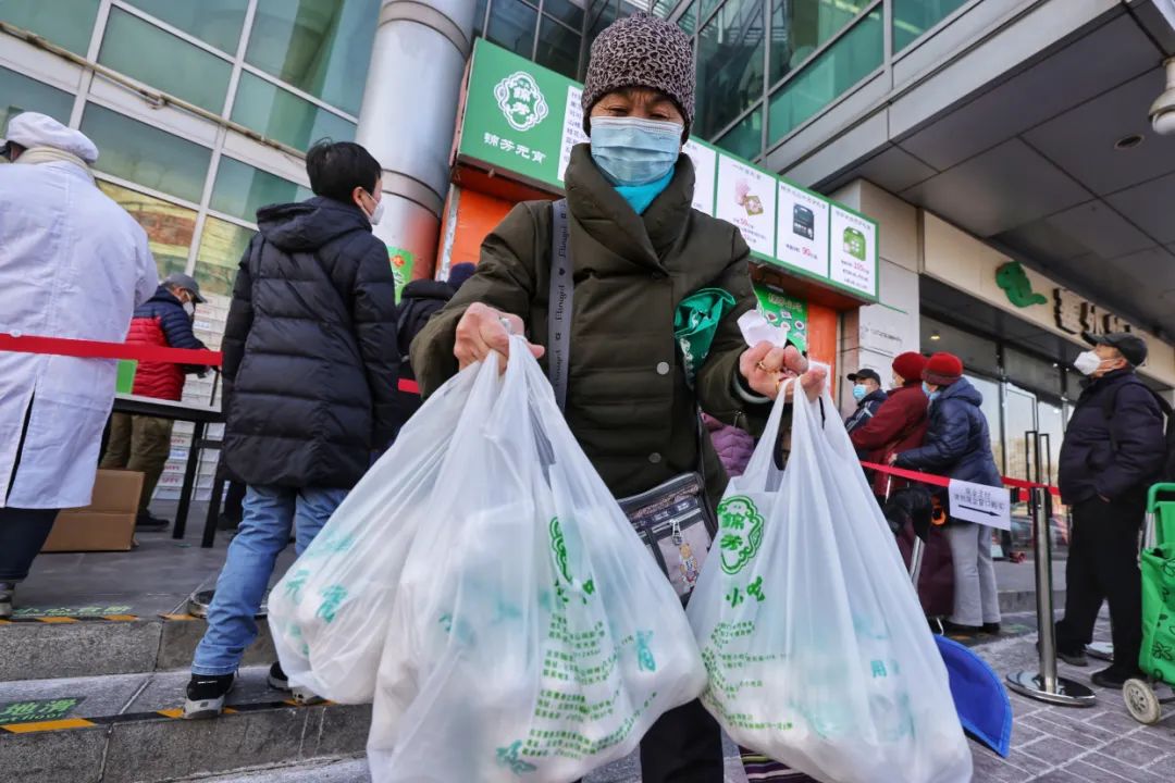 正月十五排队买元宵,京城老字号排队买元宵
