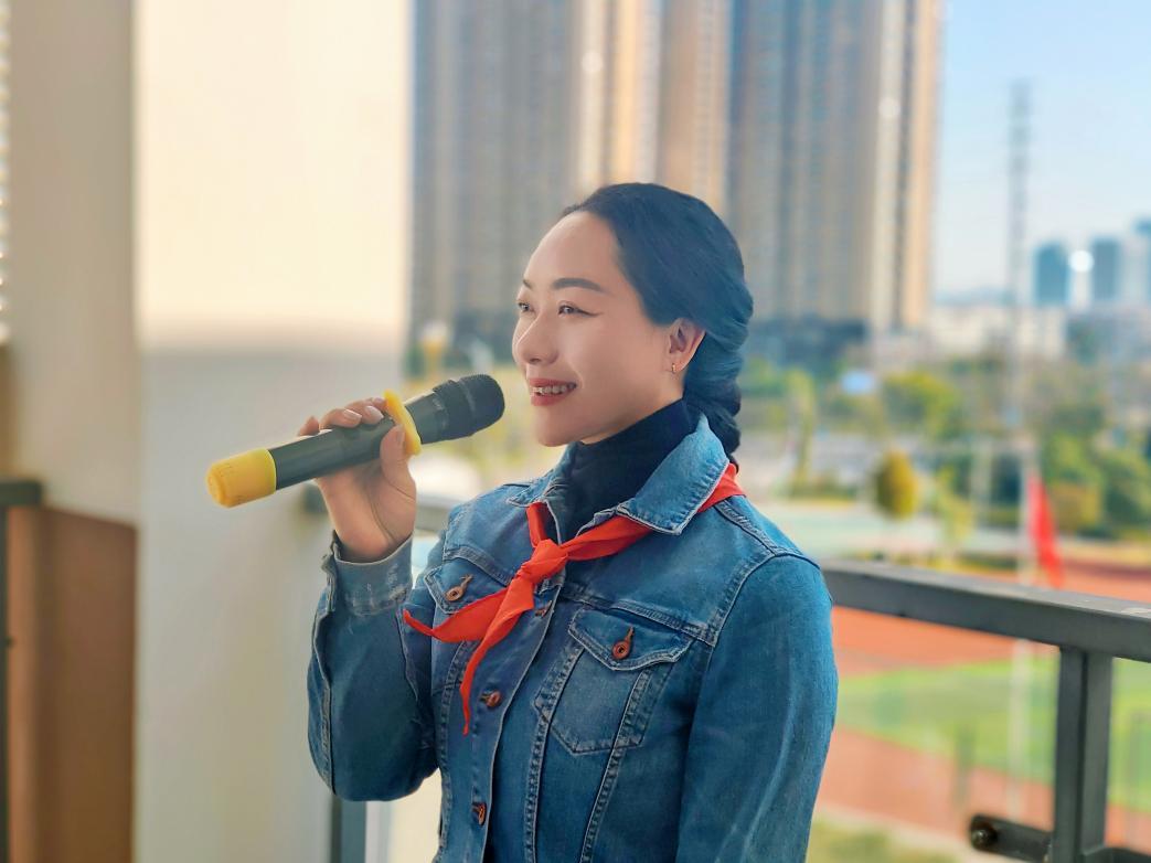 开学季校园展示打卡,开学啦冰墩墩小学生积极向上图片