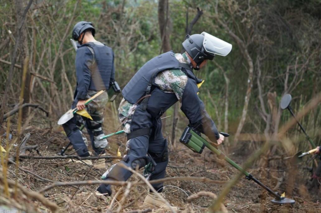 排雷英雄杜富国事迹,排雷英雄杜富国八一勋章视频