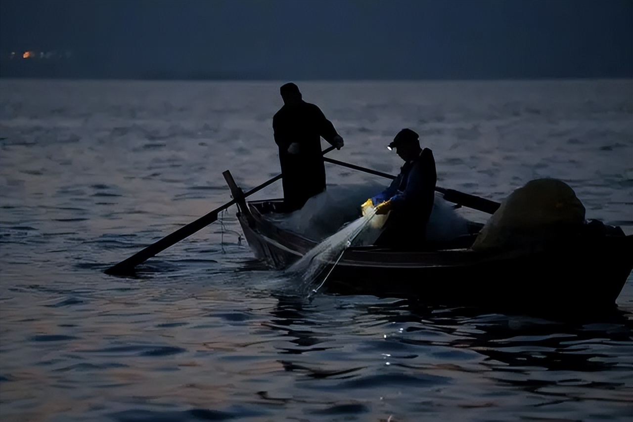 渔民捕捞回来的鱼都去哪了,密云水库开渔忙他们为渔民护航