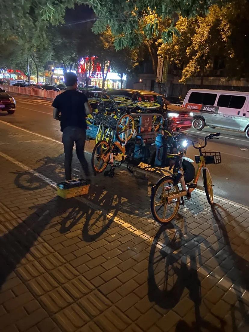这么晚了，请看看摩拜工作人员吧！我们是不是要爱惜每一辆单车呀