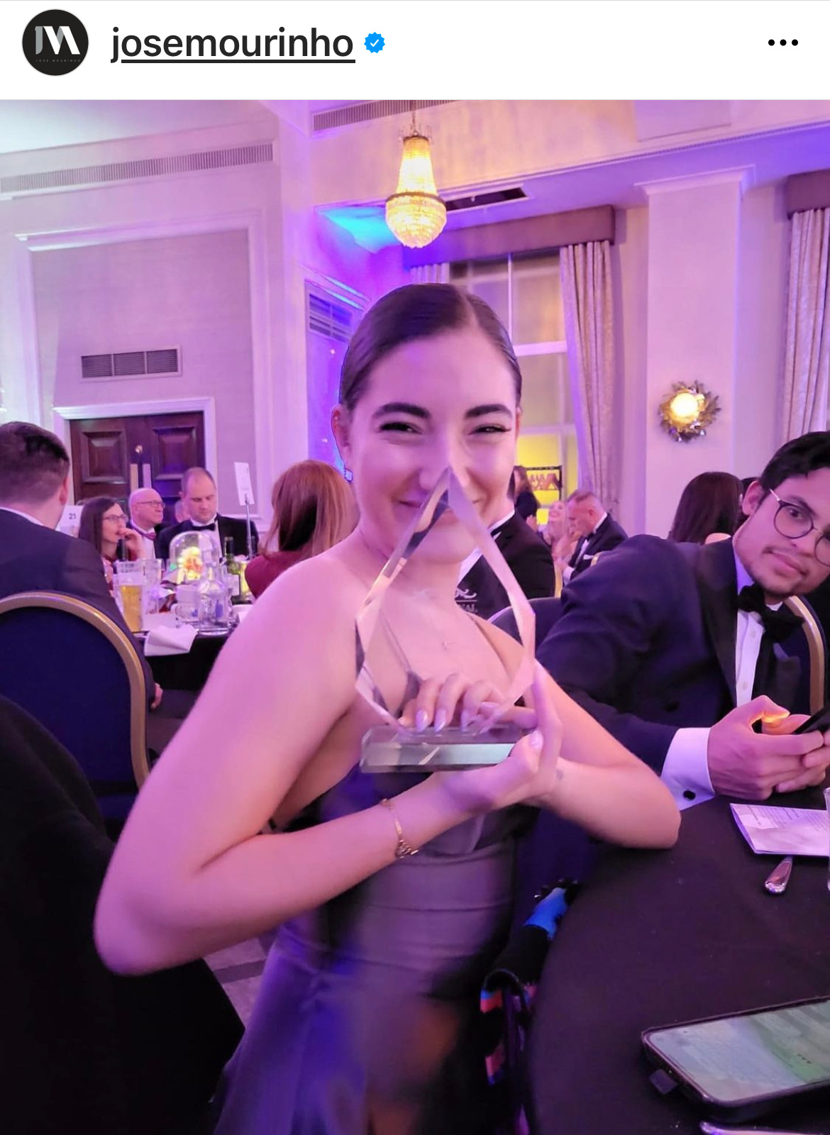 穆里尼奥的女儿被马夏尔发照片，触犯了他的逆鳞，才让桑切斯上位